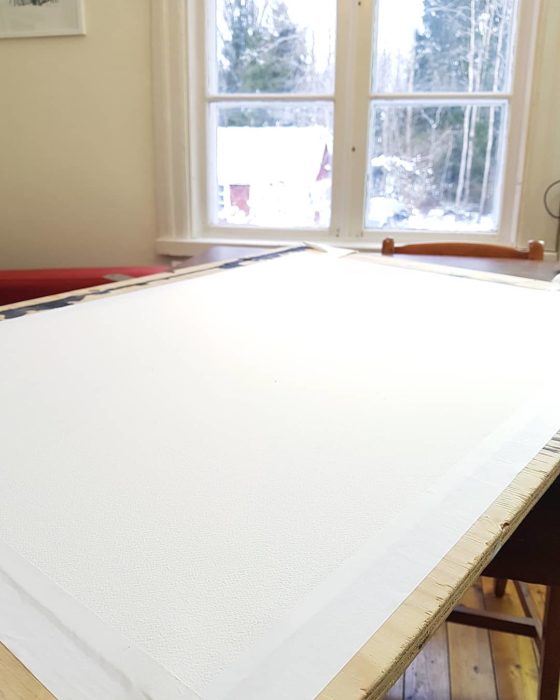 Uppspänt akvarellpapper i Elisabeth Biströms ateljé