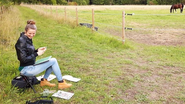 Elisabeth Biström målar vid Sanda Gård