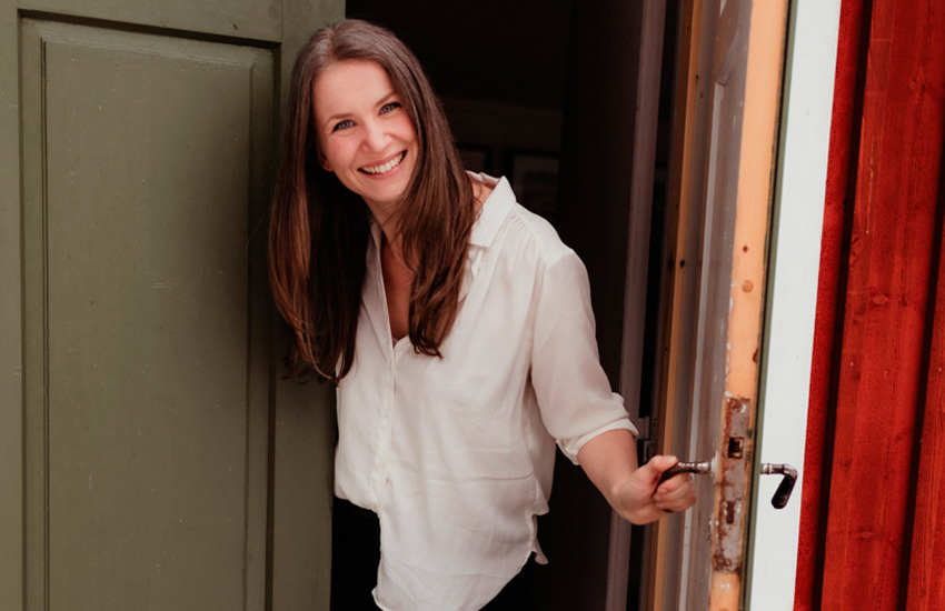 Elisabeth Biström akvarellkonstnär utanför sin ateljé